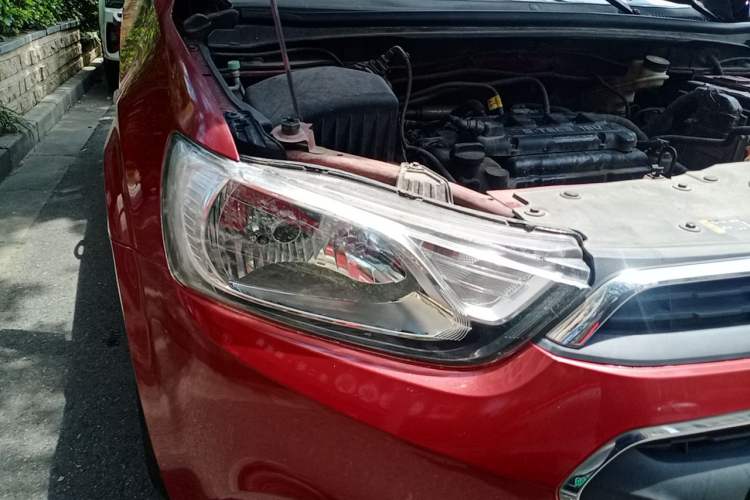 Used Chevrolet Aveo Sonic 2014 Sedan 1.4SL MT Comfort Edition Right Front Headlight
