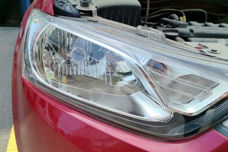 Used Chevrolet Aveo Sonic 2014 Sedan 1.4SL MT Comfort Edition Right Front Headlight
