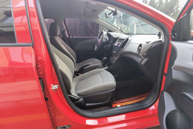 Used Chevrolet Aveo Sonic 2014 Hatchback 1.4SL AT Fashion Edition Right Front Seat