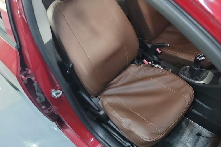 Used Chevrolet Aveo Sonic 2014 Sedan 1.4 SL MT Comfort Edition Right Front Seat