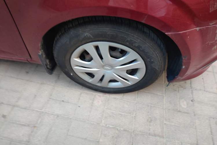 Used Chevrolet Aveo Sonic 2014 Sedan 1.4SL AT Stylish Sunroof Edition Right Front Wheel Hub