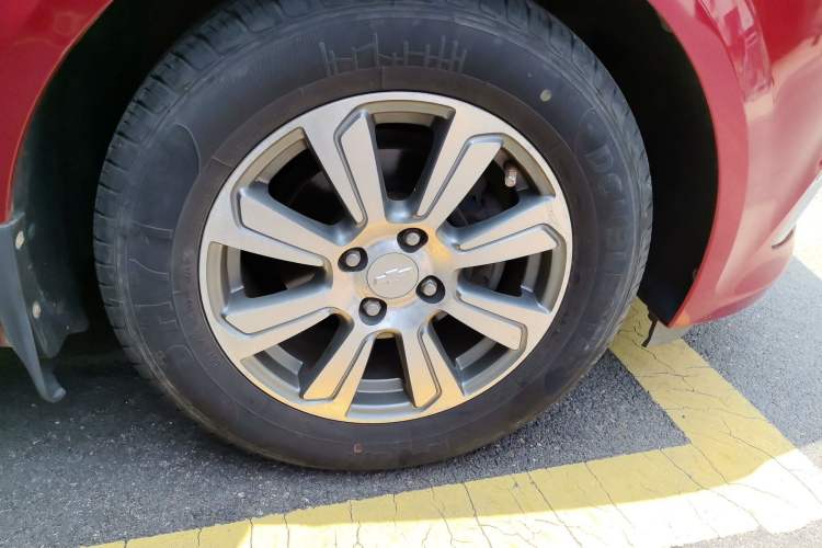 Used Chevrolet Aveo Sonic 2014 Sedan 1.4SL MT Comfort Edition Right Front Wheel Hub