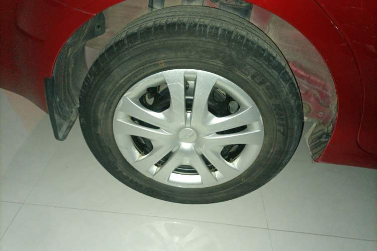 Used Chevrolet Aveo Sonic 2014 Sedan 1.4SL AT Stylish Sunroof Edition Right Rear Wheel Hub