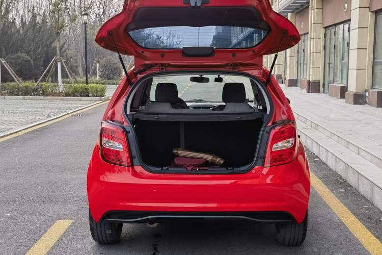 Used Chevrolet Aveo Sonic 2014 Hatchback 1.4SL AT Fashion Edition Trunk