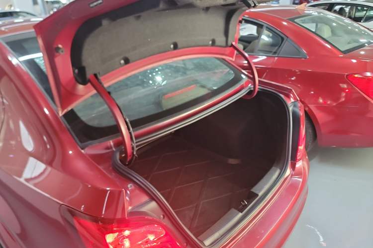 Used Chevrolet Aveo Sonic 2014 Sedan 1.4 SL MT Comfort Edition Trunk