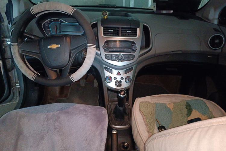 Used Chevrolet Aveo Sonic 2014 Sedan 1.4 SL MT Comfort Edition Center Console