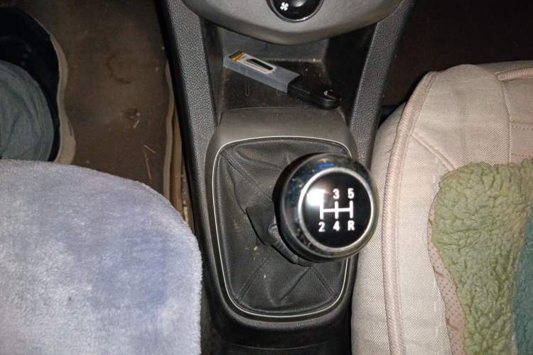 Used Chevrolet Aveo Sonic 2014 Sedan 1.4 SL MT Comfort Edition Gear Lever