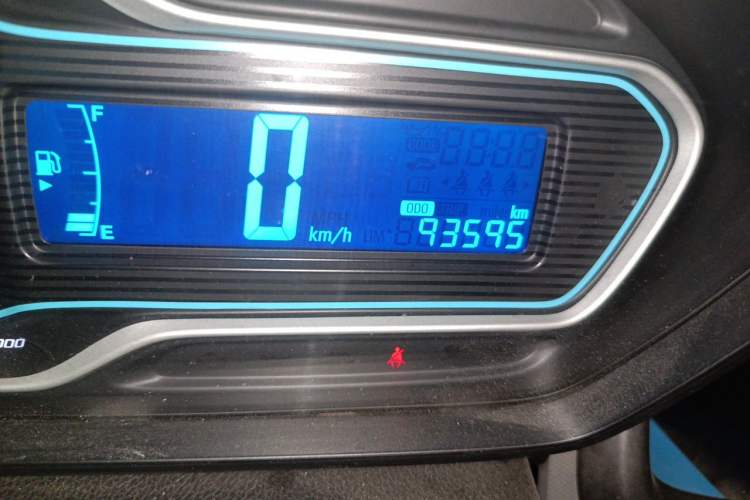 Used Chevrolet Aveo Sonic 2014 Sedan 1.4 SL MT Comfort Edition Odometer Close Up