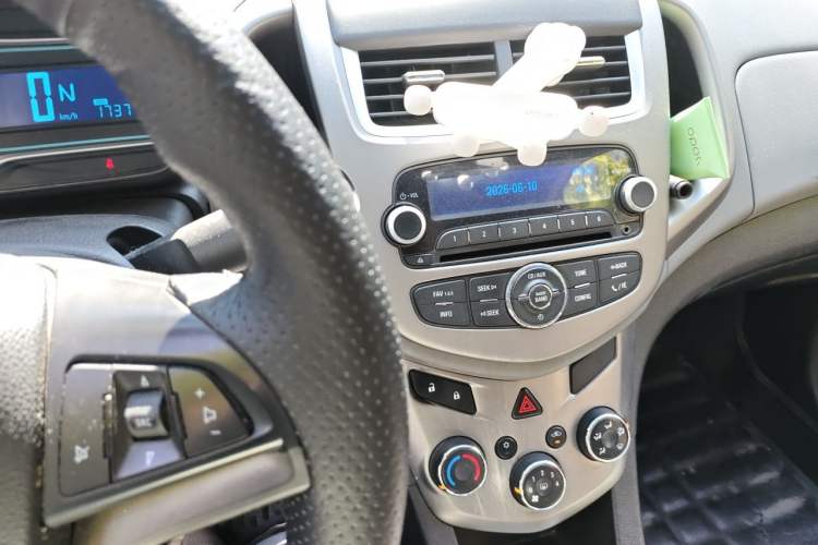 Used Chevrolet Aveo Sonic 2014 Sedan 1.4SE AT Comfort Edition Audio And AC Panel