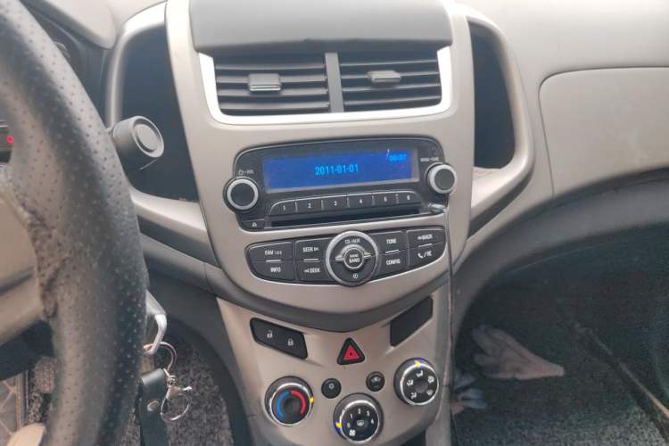 Used Chevrolet Aveo Sonic 2014 Sedan 1.4SL MT Comfort Edition Audio And AC Panel
