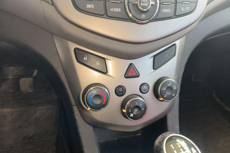 Used Chevrolet Aveo Sonic 2014 Sedan 1.4SL MT Comfort Edition Audio And AC Panel