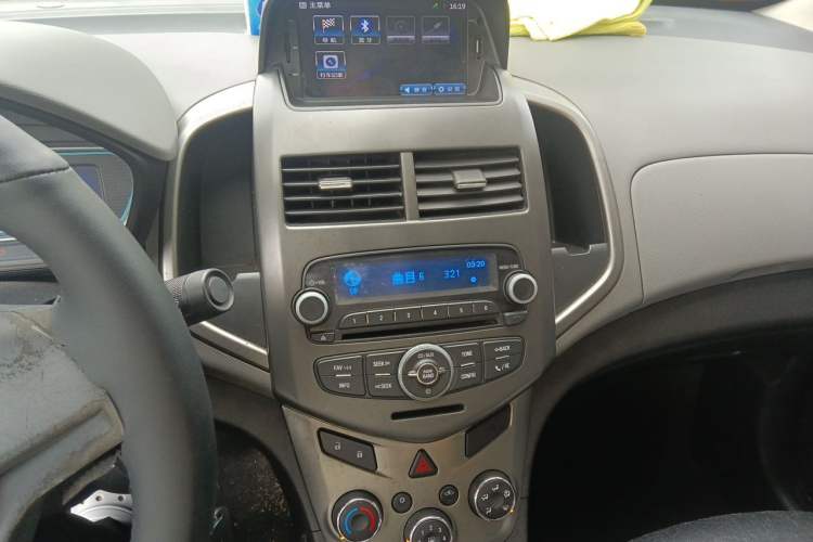 Used Chevrolet Aveo Sonic 2014 Sedan 1.4 SL MT Comfort Edition Audio And AC Panel