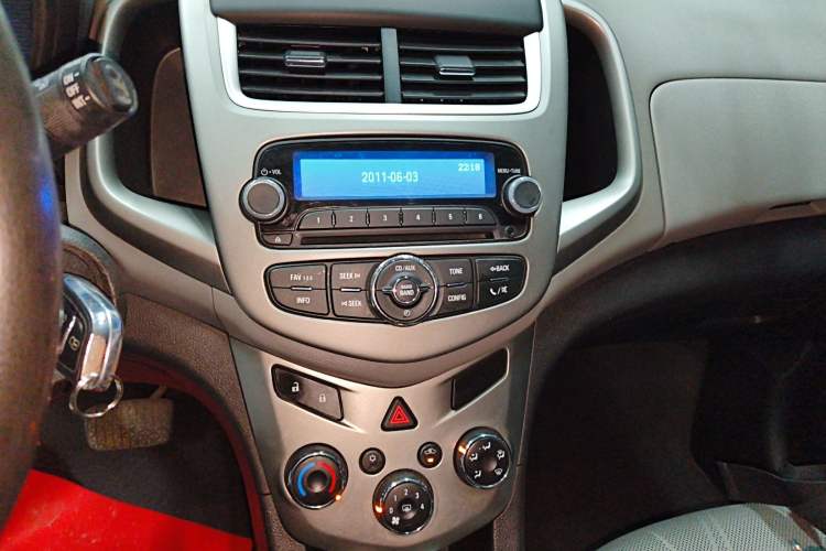 Used Chevrolet Aveo Sonic 2014 Hatchback 1.4SE AT Comfort Edition Audio And AC Panel