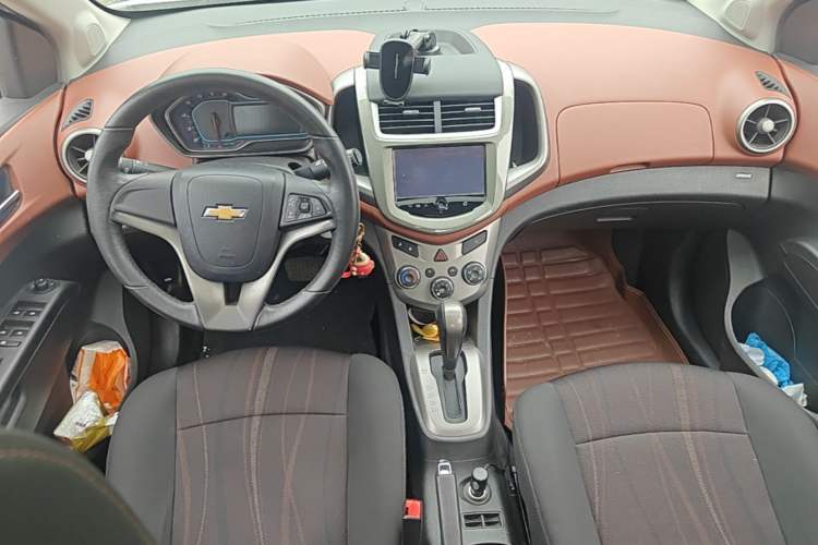Used Chevrolet Aveo Sonic 2014 Hatchback 1.6 SX AT Fashion Edition Center Console