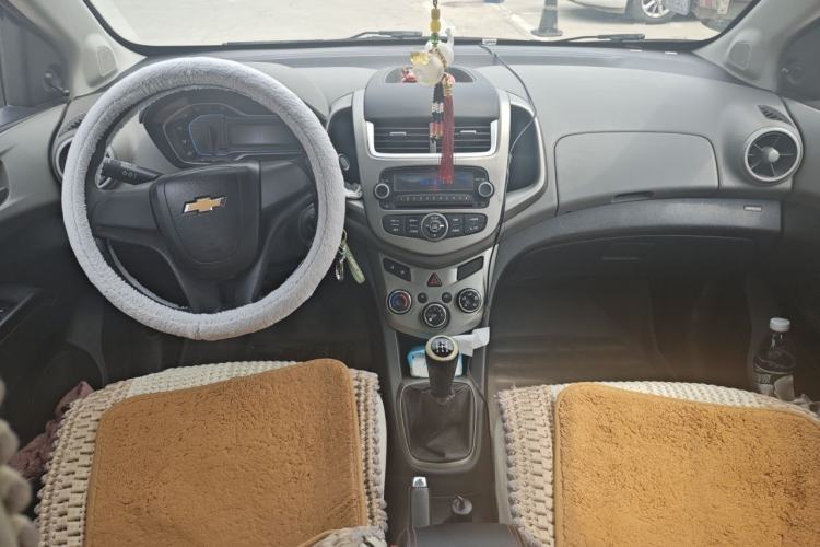 Used Chevrolet Aveo Sonic 2014 Sedan 1.4 SL MT Comfort Edition Center Console