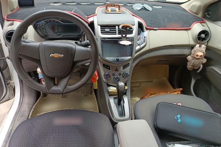 Used Chevrolet Aveo Sonic 2014 Sedan 1.4SL AT Fashion Edition Center Console