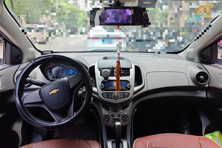 Used Chevrolet Aveo Sonic 2014 Sedan 1.4SL AT Fashion Edition Center Console