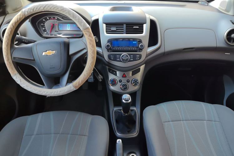 Used Chevrolet Aveo Sonic 2014 Sedan 1.4SL MT Comfort Edition Center Console