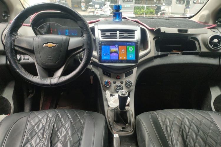 Used Chevrolet Aveo Sonic 2014 Sedan 1.4SL MT Comfort Edition Center Console