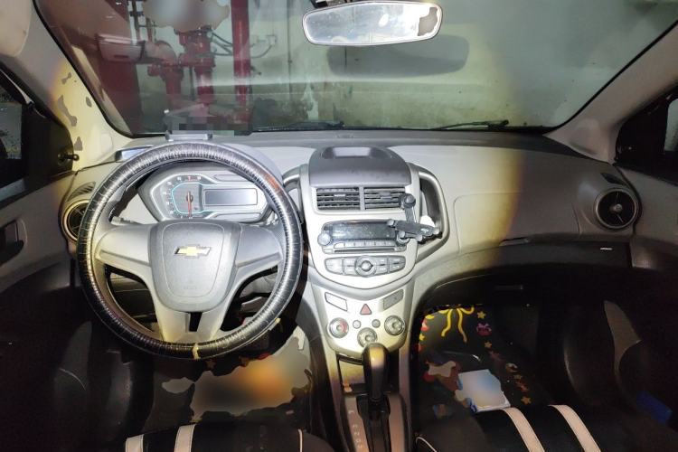 Used Chevrolet Aveo Sonic 2014 Hatchback 1.4SL AT Fashion Edition Center Console