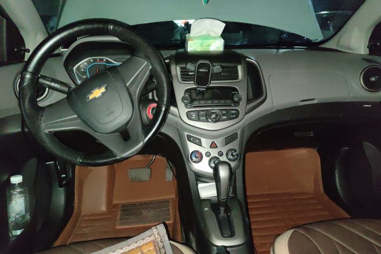 Used Chevrolet Aveo Sonic 2014 Sedan 1.4SL AT Stylish Sunroof Edition Center Console