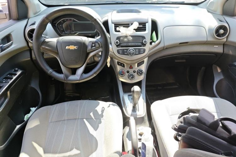 Used Chevrolet Aveo Sonic 2014 Sedan 1.4SE AT Comfort Edition Center Console