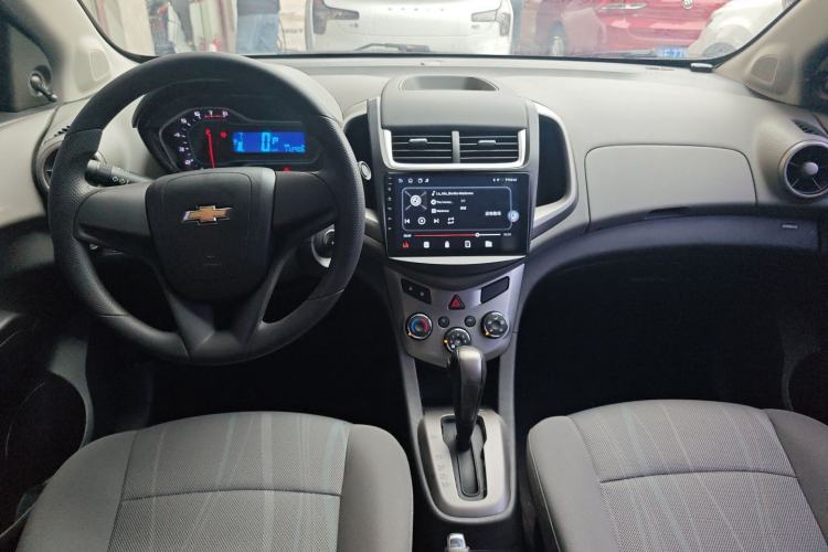 Used Chevrolet Aveo Sonic 2014 Sedan 1.4SL AT Fashion Edition Center Console