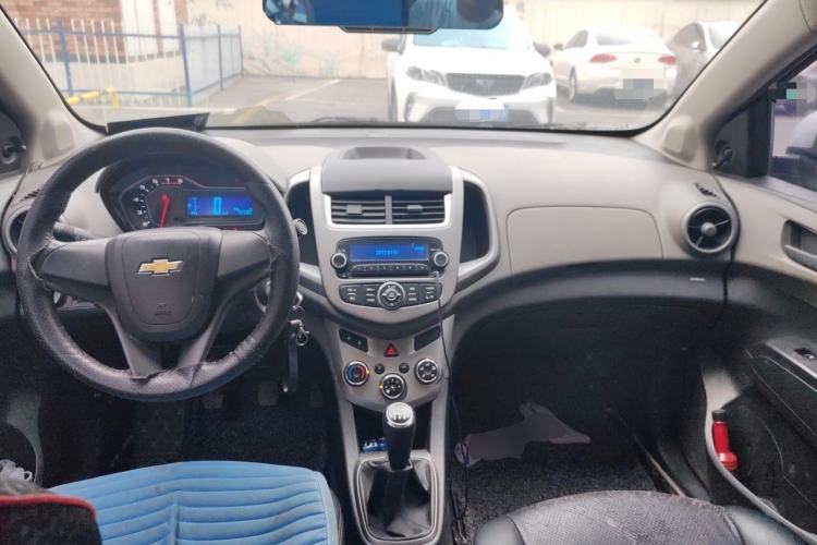 Used Chevrolet Aveo Sonic 2014 Sedan 1.4SL MT Comfort Edition Center Console