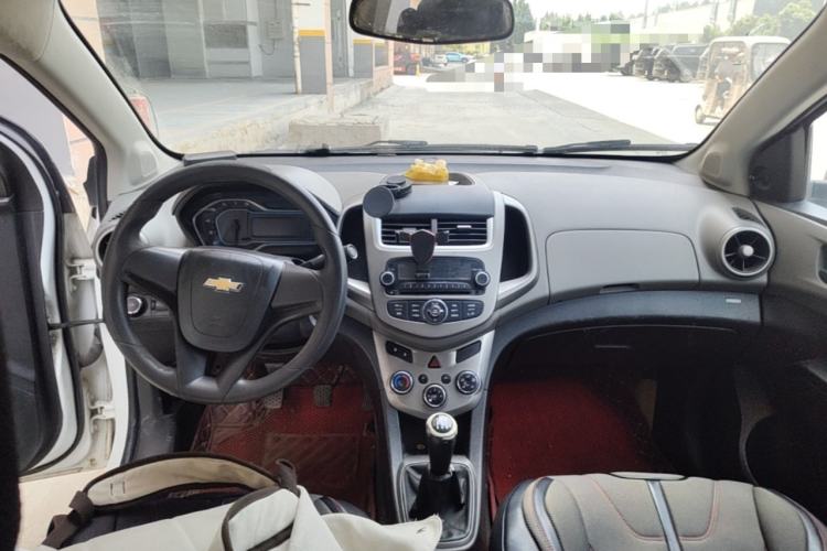 Used Chevrolet Aveo Sonic 2014 Sedan 1.4 SL MT Comfort Edition Center Console