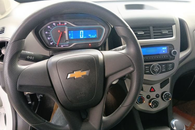 Used Chevrolet Aveo Sonic 2014 Sedan 1.4SL MT Comfort Edition Center Console