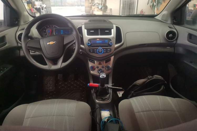 Used Chevrolet Aveo Sonic 2014 Sedan 1.4SL MT Comfort Edition Center Console