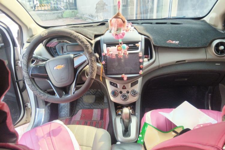 Used Chevrolet Aveo Sonic 2014 Sedan 1.4SL AT Stylish Sunroof Edition Center Console