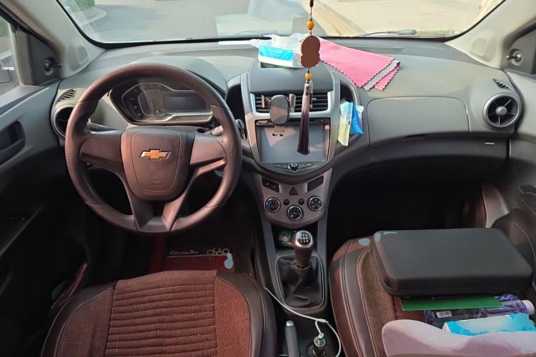 Used Chevrolet Aveo Sonic 2014 Hatchback 1.4SL MT Comfort Edition Center Console