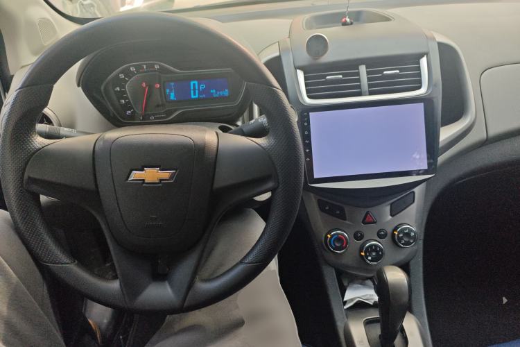 Used Chevrolet Aveo Sonic 2014 Sedan 1.4SL AT Stylish Sunroof Edition Center Console
