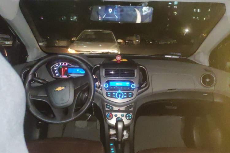 Used Chevrolet Aveo Sonic 2014 Sedan 1.4SL AT Fashion Edition Center Console