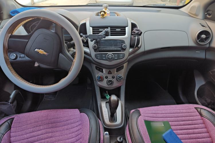 Used Chevrolet Aveo Sonic 2014 Sedan 1.4SL AT Fashion Edition Center Console