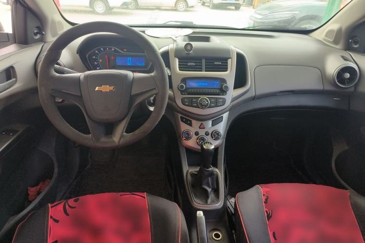 Used Chevrolet Aveo Sonic 2014 Sedan 1.4SL MT Comfort Edition Center Console