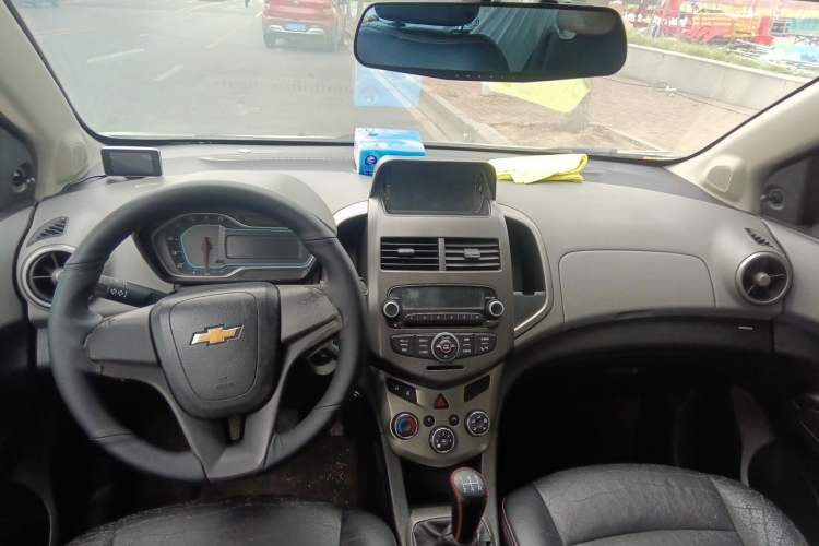 Used Chevrolet Aveo Sonic 2014 Sedan 1.4 SL MT Comfort Edition Center Console