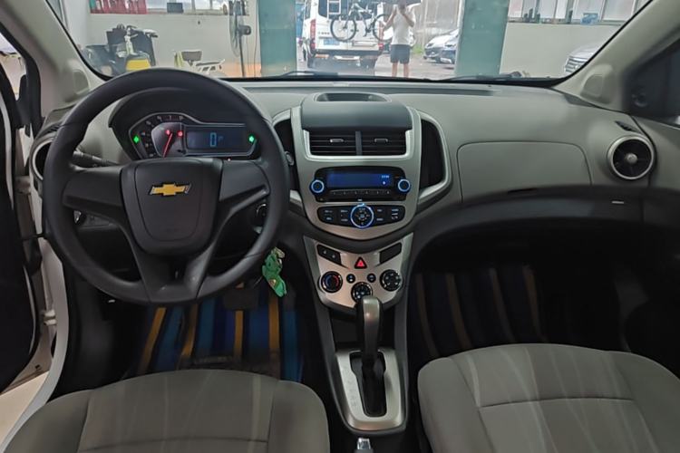 Used Chevrolet Aveo Sonic 2014 Sedan 1.4SL AT Fashion Edition Center Console