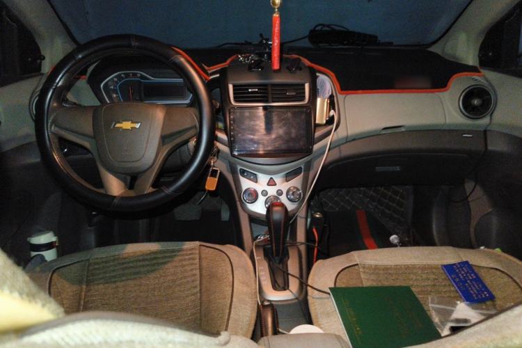 Used Chevrolet Aveo Sonic 2014 Sedan 1.4SL AT Stylish Sunroof Edition Center Console