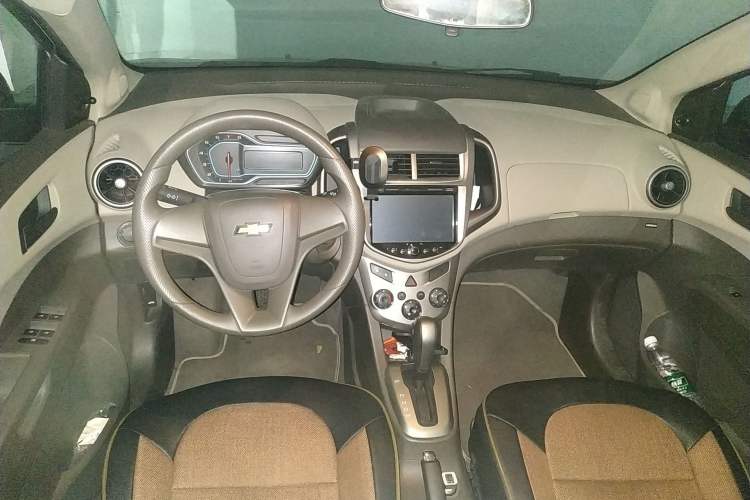 Used Chevrolet Aveo Sonic 2014 Sedan 1.4SL AT Fashion Edition Center Console