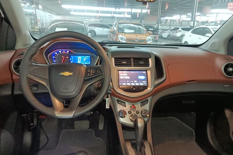 Used Chevrolet Aveo Sonic 2014 Hatchback 1.6 SX AT Fashion Edition Center Console