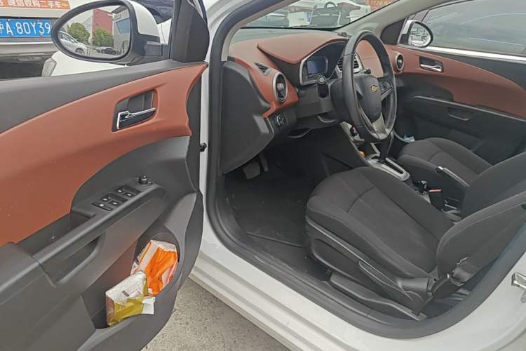Used Chevrolet Aveo Sonic 2014 Hatchback 1.6 SX AT Fashion Edition Driver Seat