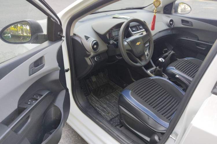 Used Chevrolet Aveo Sonic 2014 Sedan 1.4 SL MT Comfort Edition Driver Seat