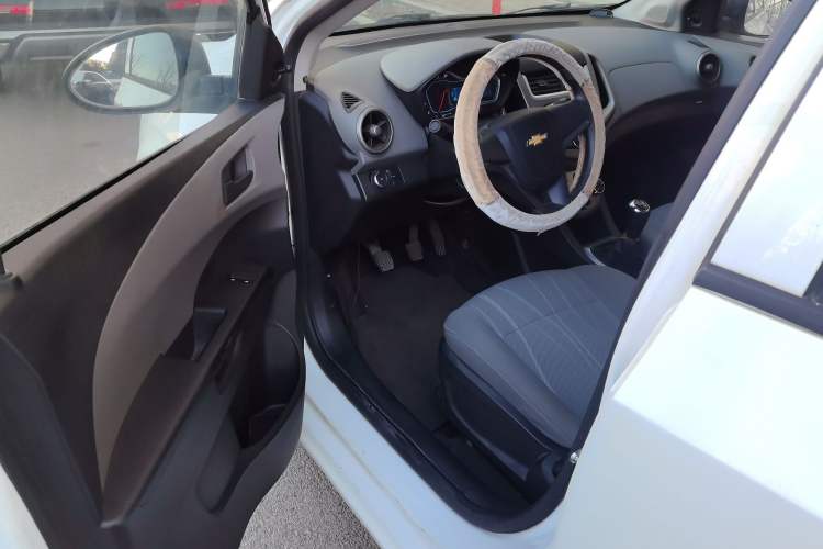 Used Chevrolet Aveo Sonic 2014 Sedan 1.4SL MT Comfort Edition Driver Seat