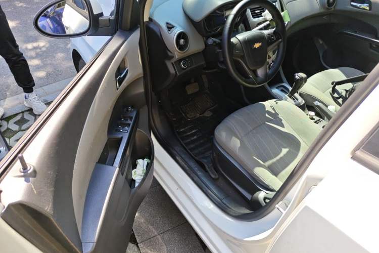 Used Chevrolet Aveo Sonic 2014 Sedan 1.4SE AT Comfort Edition Driver Seat