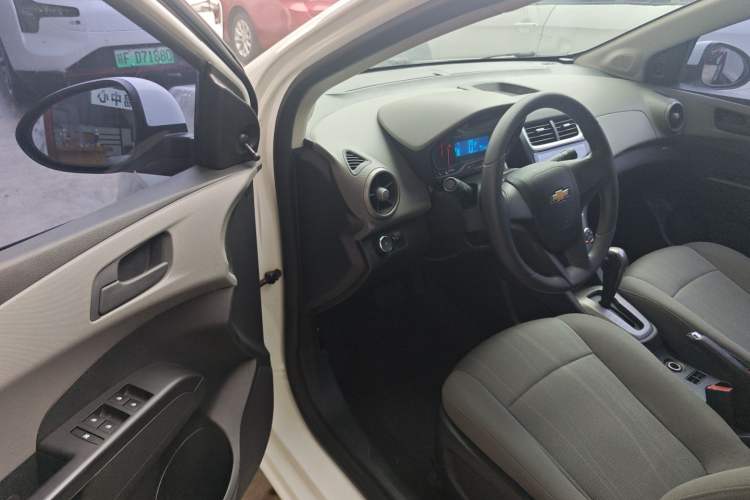 Used Chevrolet Aveo Sonic 2014 Sedan 1.4SL AT Fashion Edition Driver Seat