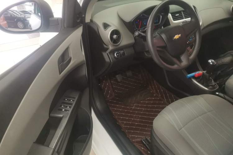 Used Chevrolet Aveo Sonic 2014 Sedan 1.4SL MT Comfort Edition Driver Seat