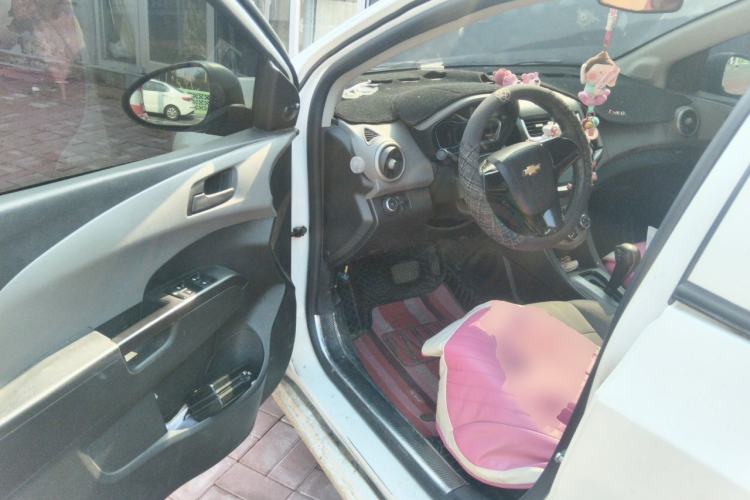 Used Chevrolet Aveo Sonic 2014 Sedan 1.4SL AT Stylish Sunroof Edition Driver Seat