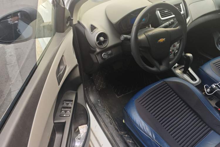 Used Chevrolet Aveo Sonic 2014 Sedan 1.4SL AT Stylish Sunroof Edition Driver Seat